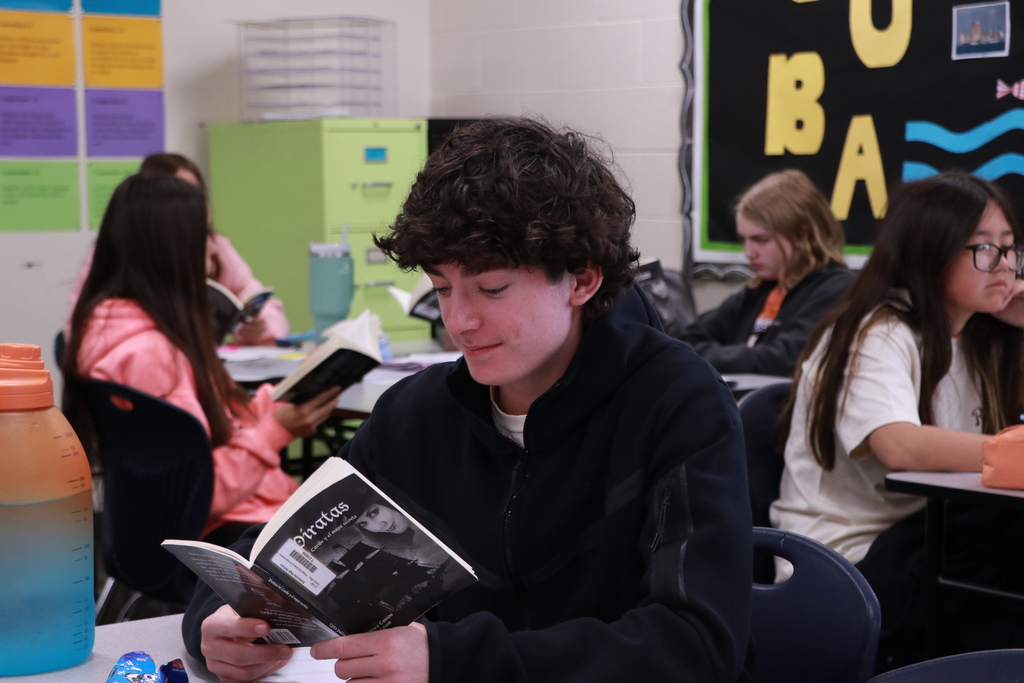 Student reads Spanish book